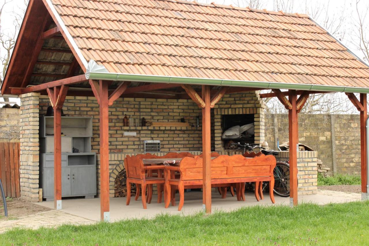 Julia Apartman Pacir Exterior photo